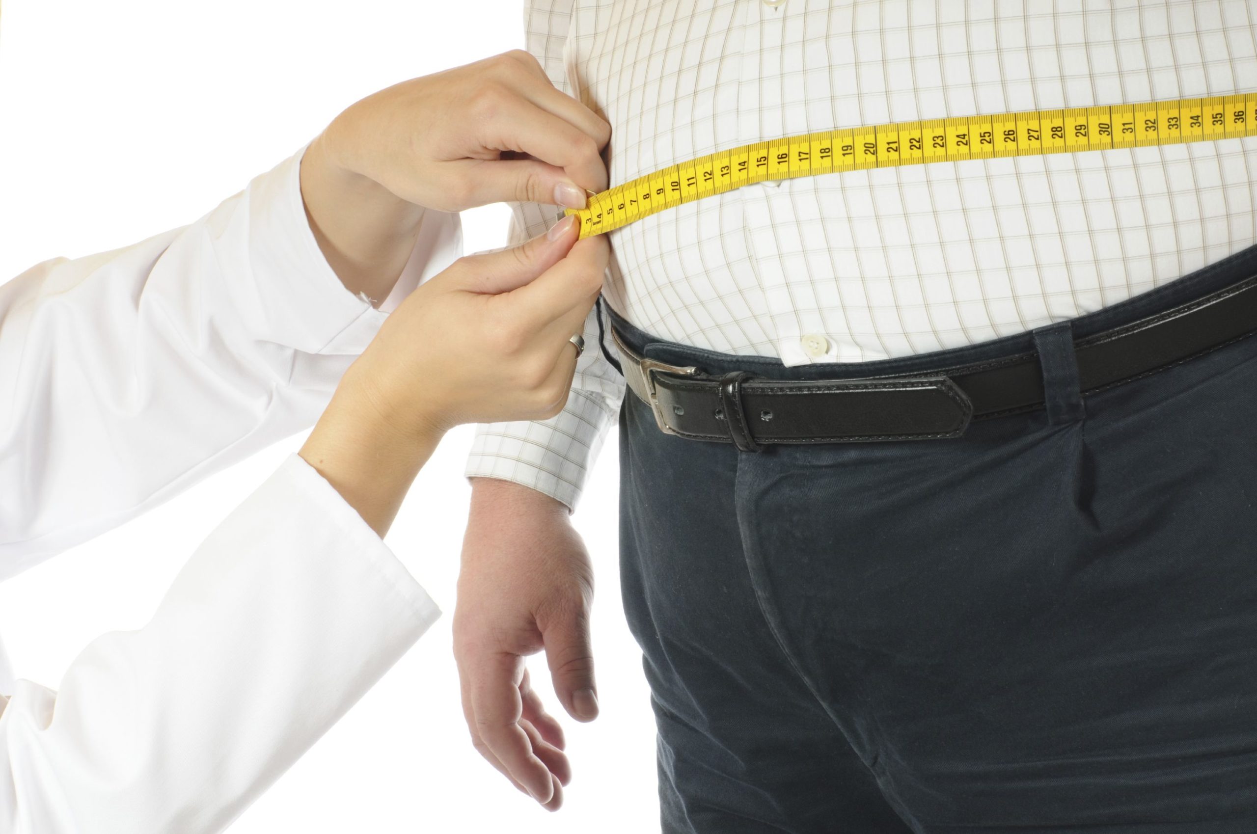 Ожирение окружность талии. Замер талии. Лишний вес. Мужчина с сантиметром. Человек измеряет талию.